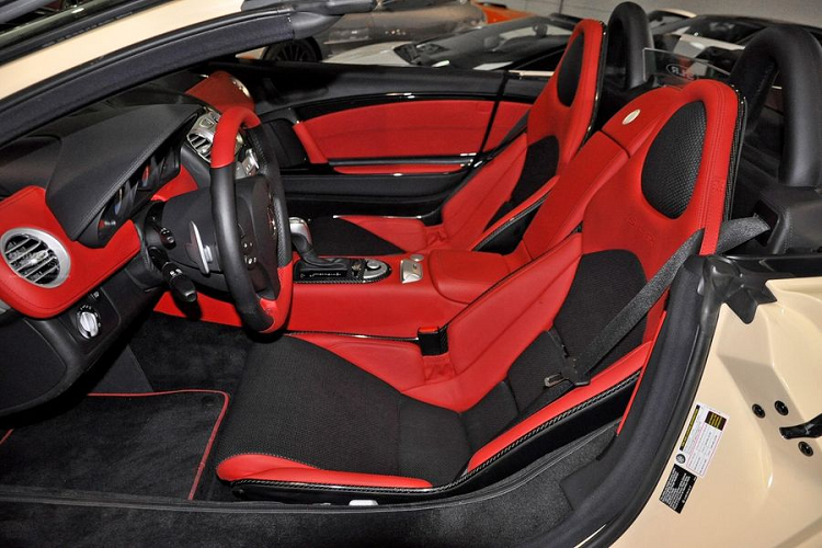 Theo công bố từ eBay, các tùy chọn của chiếc Mercedes SLR McLaren Roadster đấu giá này bao gồm bộ kẹp phanh màu đỏ.