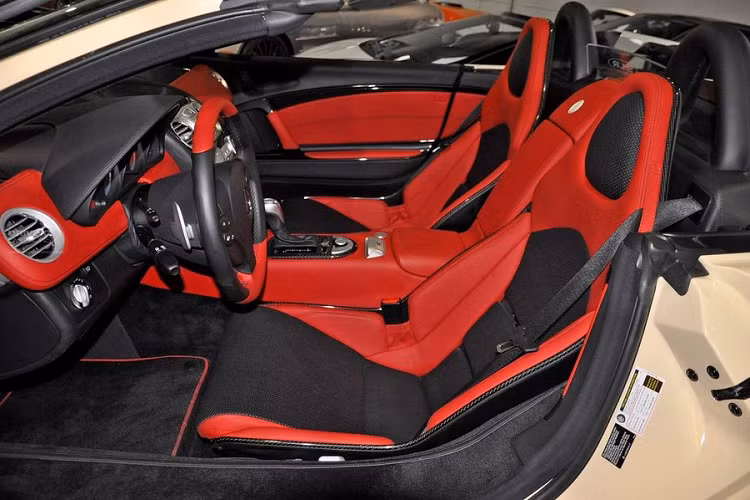 Theo công bố từ eBay, các tùy chọn của chiếc Mercedes SLR McLaren Roadster đấu giá này bao gồm bộ kẹp phanh màu đỏ.