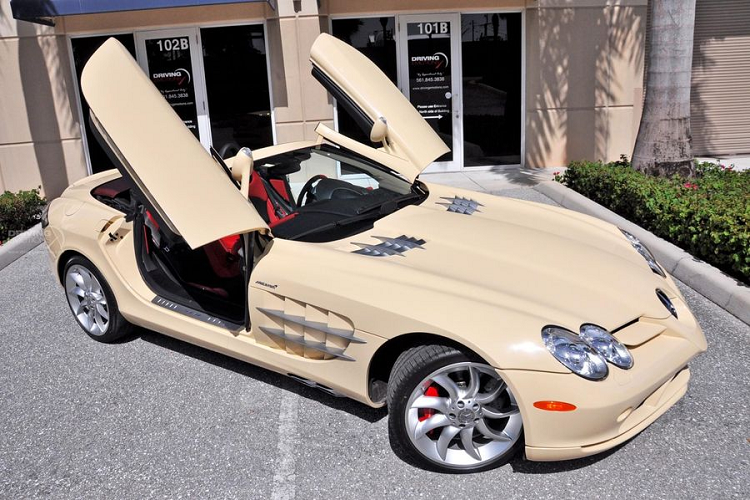 Theo quảng cáo bán hàng của eBay, chiếc xe Mercedes SLR McLaren 2009 mui trần "hàng hiếm" màu be này được trang bị động cơ siêu nạp V8 dung tích 5.4 lít, và nó mới chỉ chạy được 11.743 km, một con số rất ít so với quãng thời gian 10 năm.
