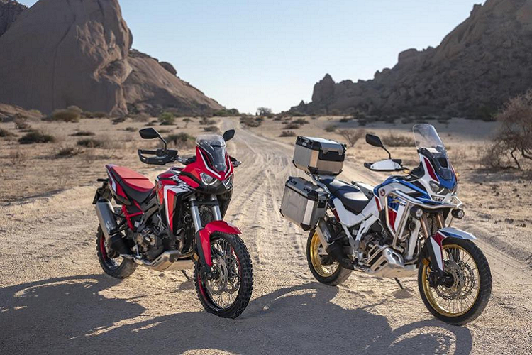 Đúng như đã hé lộ cách đây 1 tuần, Honda đã công bố thế hệ mới của mẫu môtô adventure Africa Twin - chỉ sau khi dòng xe này chính thức trở lại dòng sản phẩm của hãng 4 năm về trước. Honda Africa Twin CRF1100L 2020 đã được thiết kế và cải tiến lại hoàn toàn so với đời cũ về mọi mặt" từ động cơ, khung xe, các hệ thống điện tử... Xe sẽ được bán với 2 phiên bản là bản thường và Adventure Sports.