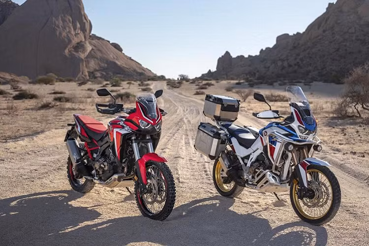 Đúng như đã hé lộ cách đây 1 tuần, Honda đã công bố thế hệ mới của mẫu môtô adventure Africa Twin - chỉ sau khi dòng xe này chính thức trở lại dòng sản phẩm của hãng 4 năm về trước. Honda Africa Twin CRF1100L 2020 đã được thiết kế và cải tiến lại hoàn toàn so với đời cũ về mọi mặt" từ động cơ, khung xe, các hệ thống điện tử... Xe sẽ được bán với 2 phiên bản là bản thường và Adventure Sports.