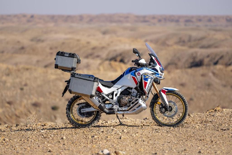 Giá xe Honda Africa Twin CRF1100L khởi điểm từ 15.240 Euro cho bản số tay và 16.240 Euro cho bản ly hợp kép (tương đương 388,5 và 414,3 triệu đồng). Bản "phượt" Adventure Sports sẽ có giá lần lượt 19.240 và 20.240 Euro cho 2 loại hộp số (tương đương 490,5 và 516 triệu đồng), với 2 lựa chọn màu là đen và tem đấu 3 màu Tricolore HRC.