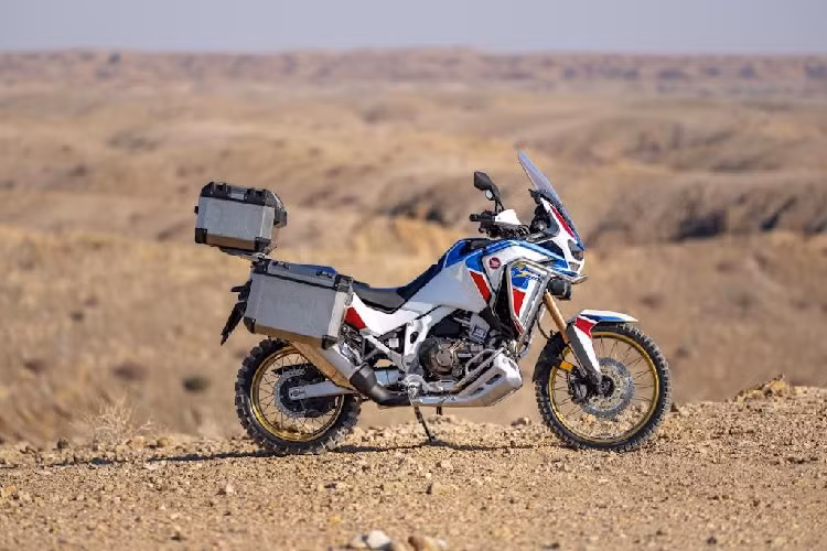 Giá xe Honda Africa Twin CRF1100L khởi điểm từ 15.240 Euro cho bản số tay và 16.240 Euro cho bản ly hợp kép (tương đương 388,5 và 414,3 triệu đồng). Bản "phượt" Adventure Sports sẽ có giá lần lượt 19.240 và 20.240 Euro cho 2 loại hộp số (tương đương 490,5 và 516 triệu đồng), với 2 lựa chọn màu là đen và tem đấu 3 màu Tricolore HRC.
