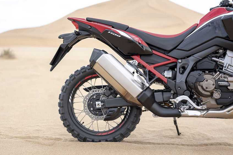 Cùng với bộ yên mỏng hơn 40mm và tay lái cao hơn 22,5mm, Africa Twin CRF1100L đem tới cảm giác lái thoải mái hơn. Chiều cao yên xe tính tới mặt đất là 870mm, tuy nhiên đây là con số tối đa - chiếc xe có thể hạ thấp yên xuống chỉ còn 850mm bằng cách chỉnh phuộc sau.