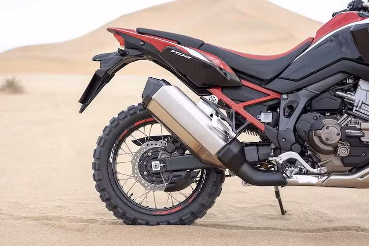 Cùng với bộ yên mỏng hơn 40mm và tay lái cao hơn 22,5mm, Africa Twin CRF1100L đem tới cảm giác lái thoải mái hơn. Chiều cao yên xe tính tới mặt đất là 870mm, tuy nhiên đây là con số tối đa - chiếc xe có thể hạ thấp yên xuống chỉ còn 850mm bằng cách chỉnh phuộc sau.