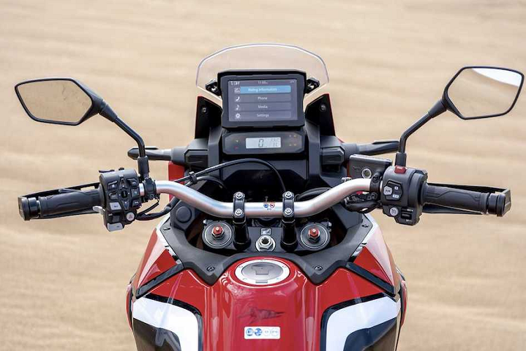 Đặc biệt về mặt công nghệ, Honda đã nâng cấp lớn cho Africa Twin CRF1100L, khiến nó trở thành một trong những dòng xe mô tô hiện đại nhất của hãng hiện tại ngoài Goldwing. Người lái có thể lựa chọn giữa 6 chế độ lái: 4 cài đặt sẵn (Tour - Urban - Gravel - Off Road) và 2 chế độ tự cấu hình. Mỗi chế độ đều kiểm soát sức mạnh động cơ, lực phanh số, hệ thống chống "bênh đầu" và điều khiển lực kép ở các cấp độ khác nhau.