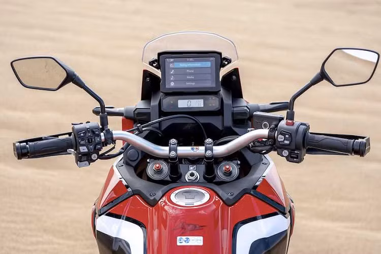 Đặc biệt về mặt công nghệ, Honda đã nâng cấp lớn cho Africa Twin CRF1100L, khiến nó trở thành một trong những dòng xe mô tô hiện đại nhất của hãng hiện tại ngoài Goldwing. Người lái có thể lựa chọn giữa 6 chế độ lái: 4 cài đặt sẵn (Tour - Urban - Gravel - Off Road) và 2 chế độ tự cấu hình. Mỗi chế độ đều kiểm soát sức mạnh động cơ, lực phanh số, hệ thống chống "bênh đầu" và điều khiển lực kép ở các cấp độ khác nhau.