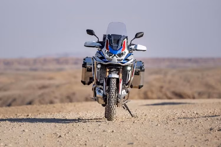 Đặc biệt không còn bảng đồng hồ màn hình đơn sắc của thế hệ trước, Africa Twin nay đã chuyển sang sử dụng hệ thống thông tin giải trí màn hình màu cảm ứng 6,5 inch. Hệ thống này có 3 chế độ hiển thị khác nhau, 2 màu nền tự động điều chỉnh dựa vào độ sáng ở môi trường và nổi bật nhất: được tích hợp giao tiếp Apple Carplay để kết nối với iPhone và ra lệnh giọng nói qua trợ lý ảo Siri như ô tô.