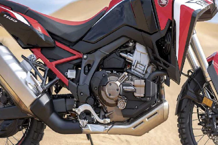 Giống như thế hệ cũ, Africa Twin CRF1100L vẫn có "dàn chân" theo cấu hình mô tô địa hình "cào cào" với bánh căm niềng nhôm đưòng kính 21 inch ở phía trước và 18 inch ở phía sau. Tuỳ từng thị trường và phiên bản, xe sẽ được trang bị sẵn lốp Bridgestone Battlex Adventure Cross AX41T hoặc Metzeler Karoo Street, có bản 90/90 ở phía trước và sau 150/70.