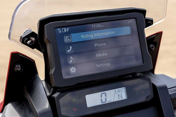 Bản thân hệ thống điều khiển lực kéo của xe cũng có 7 cấp độ, trong khi hệ thống chống bênh đầu có 3 cấp độ. Hệ thống chống bó cứng phanh ABS đương nhiên cũng xuất hiện trên Africa Twin CRF1100L, là loại biến thiên theo cua do được IMU quản lý và có thể tắt ở bánh sau với chế độ Off Road. Toàn bộ hệ thống đèn của chiếc xe nay đều là đèn LED, riêng xi-nhan có khả năng tự tắt dựa theo góc tay lái. Hệ thống giữ ga tự động nay đã trở thành trang bị tiêu chuẩn của dòng xe.