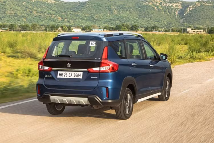 Bện cạnh đó, hệ thống điều hoà tự động 2 vùng độc lập, ghế da, các hệ thống hỗ trợ lái xe như Cruise Control, hệ thống kết nối điện thoại qua Android Auto và Apple CarPlay,... Suzuki XL7 sẽ được bố trí ghế ngồi theo cấu hình 2-3-2 với sức chứa chỉ 6 chỗ ngồi.