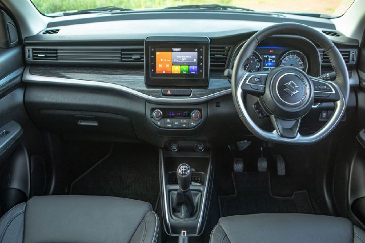 Được định vị là một mẫu xe cao cấp và xếp trên Ertiga, do đó XL7 sẽ được Suzuki trang bị không gian nội thất tiện nghi và chỉn chu hơn đáng kể, tương tự XL6. Như vậy, các trang bị như màn hình giải trí cảm ứng,...