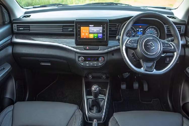 Được định vị là một mẫu xe cao cấp và xếp trên Ertiga, do đó XL7 sẽ được Suzuki trang bị không gian nội thất tiện nghi và chỉn chu hơn đáng kể, tương tự XL6. Như vậy, các trang bị như màn hình giải trí cảm ứng,...