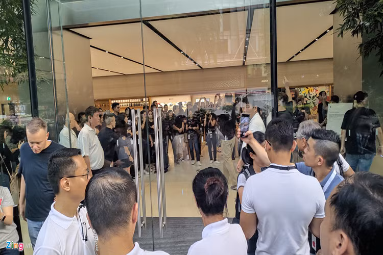 8h ngày 20/9, Apple Store ở Orchard, Singapore bắt đầu cho người xếp hàng vào nhận iPhone 11 hoàn toàn mới. 