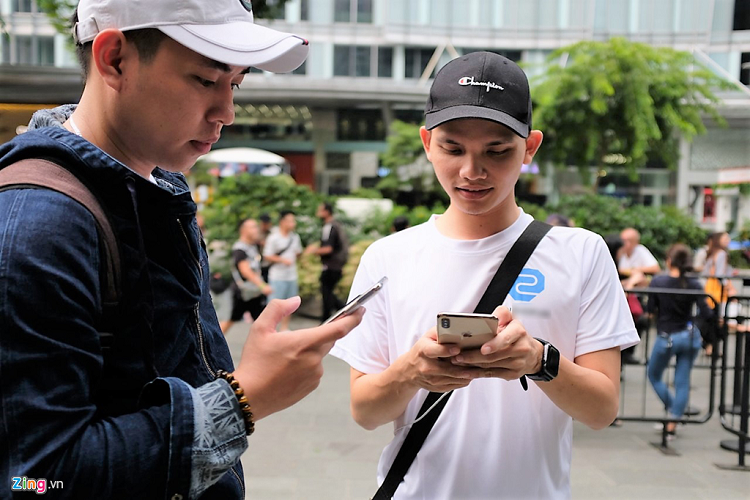 Hai người này đang chào giá nhau chiếc iPhone 11 Pro Max. Giá bán của chiếc máy này chênh lệch 100 SGD (1,7 triệu đồng) so với giá niêm yết của Apple. 