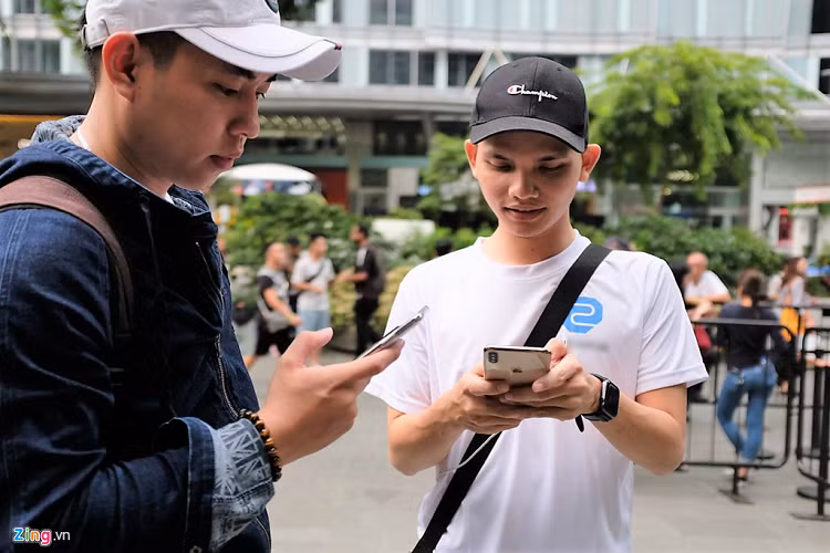 Hai người này đang chào giá nhau chiếc iPhone 11 Pro Max. Giá bán của chiếc máy này chênh lệch 100 SGD (1,7 triệu đồng) so với giá niêm yết của Apple. 