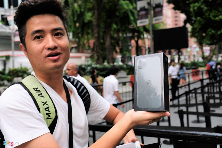 Anh Nguyễn Ngọc Phú, chủ một cửa hàng điện thoại tại TP.HCM vừa nhận được chiếc iPhone 11 Pro Max và chuẩn bị mang máy về Việt Nam giao cho khách. 