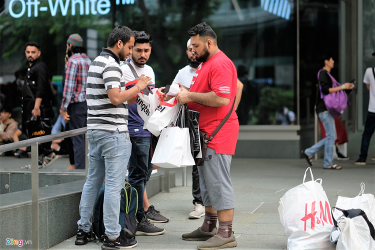 Theo chia sẻ của nhóm người xếp hàng mua iPhone, Apple Store Orchard năm nay là sân chơi của các tay buôn Ấn Độ.