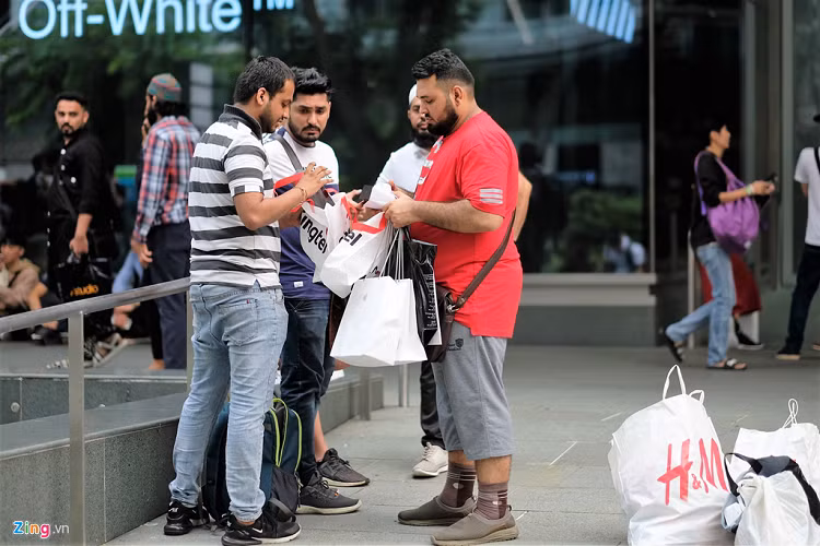 Theo chia sẻ của nhóm người xếp hàng mua iPhone, Apple Store Orchard năm nay là sân chơi của các tay buôn Ấn Độ.