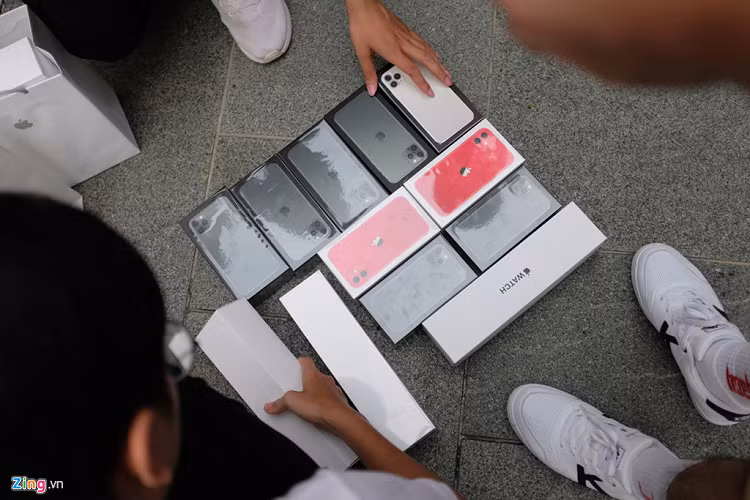 Nhóm người mua từ Việt Nam bày những chiếc iPhone 11, 11 Pro và Apple Watch Series 5 để chụp ảnh, livestream cho khách. Khoảng chiều nay, những chiếc máy này sẽ về đến Việt Nam.