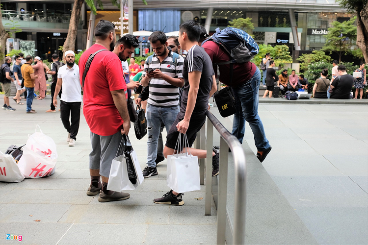 "Họ trả giá ghê lắm. Mình mua của họ thì họ bán cao hơn giá niêm yết 400 SGD (6,8 triệu đồng). Mình bán thì họ ép xuống thấp hơn 300 SGD (5 triệu đồng) giá niêm yết", anh Tuấn Thanh, chủ một cửa hàng điện thoại tại TP.HCM nói. 