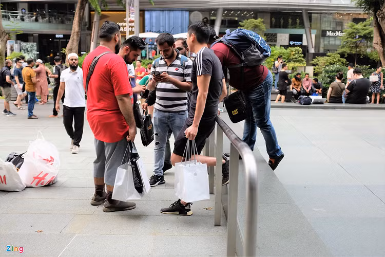 "Họ trả giá ghê lắm. Mình mua của họ thì họ bán cao hơn giá niêm yết 400 SGD (6,8 triệu đồng). Mình bán thì họ ép xuống thấp hơn 300 SGD (5 triệu đồng) giá niêm yết", anh Tuấn Thanh, chủ một cửa hàng điện thoại tại TP.HCM nói. 