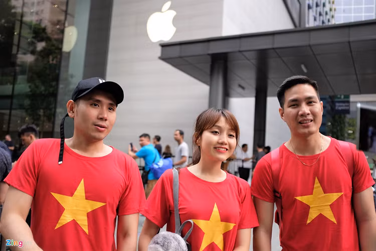 "Tôi rất mệt nhưng cảm thấy hào hứng khi mua được 3 chiếc iPhone Pro Max 256 GB Midnight Green", chị Triệu Kim Mỹ Linh, đến từ Gò Vấp, TP.HCM, người đầu tiên bước vào Apple Store Orchard, Singapore chia sẻ.
