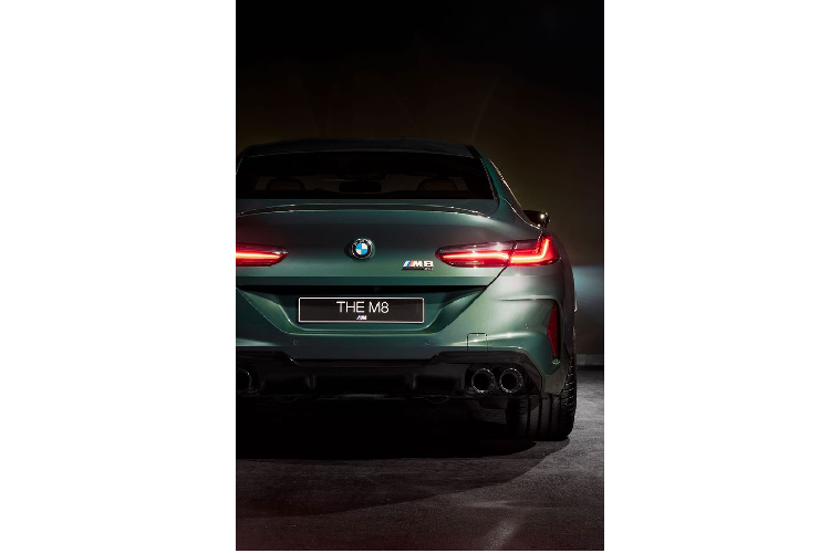Không dừng sử dụng phối màu vàng ở những đường viền, BMW cùng bộ phận cá nhân hóa của mình còn sử dụng màu sắc này ở bộ mâm đa chấu kích thước 22 inch. Chủ để phối màu này tiếp tục xuất hiện ở cụm đèn pha dạng LED của M8 Gran Coupe.