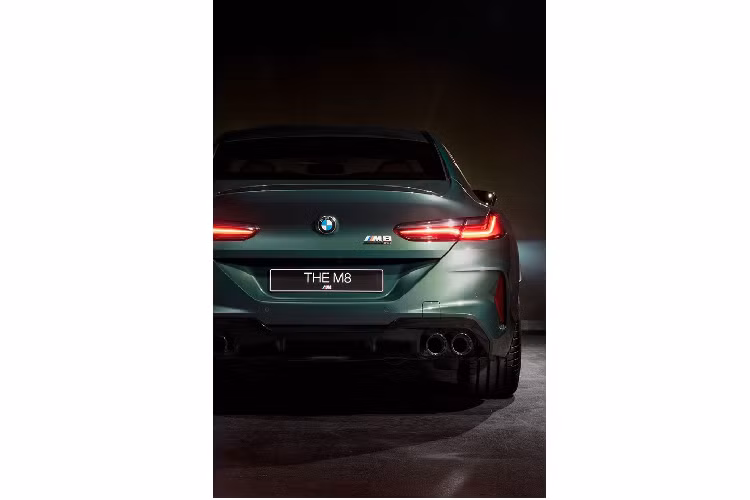 Không dừng sử dụng phối màu vàng ở những đường viền, BMW cùng bộ phận cá nhân hóa của mình còn sử dụng màu sắc này ở bộ mâm đa chấu kích thước 22 inch. Chủ để phối màu này tiếp tục xuất hiện ở cụm đèn pha dạng LED của M8 Gran Coupe.