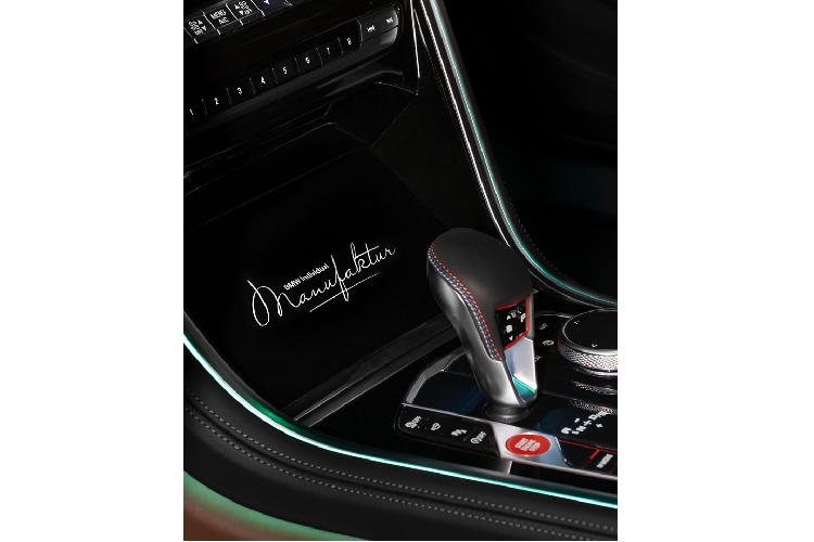 Logo M8 được đính giữa phần lưng ghế và tựa đầu, tựa đầu của ghế sẽ được thêu “1 of 8”, tượng trưng cho 1 trong số 8 chiếc M8 Gran Coupe đặc biệt sẽ được sản xuất.