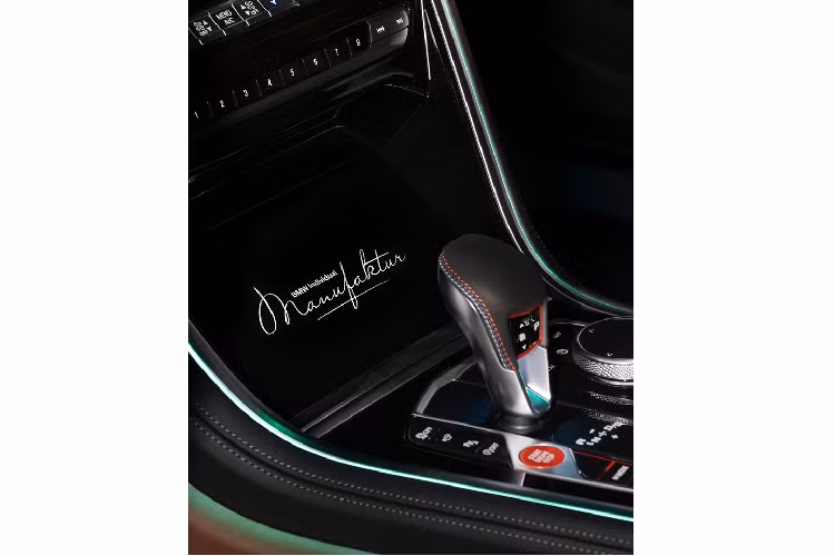 Logo M8 được đính giữa phần lưng ghế và tựa đầu, tựa đầu của ghế sẽ được thêu “1 of 8”, tượng trưng cho 1 trong số 8 chiếc M8 Gran Coupe đặc biệt sẽ được sản xuất.