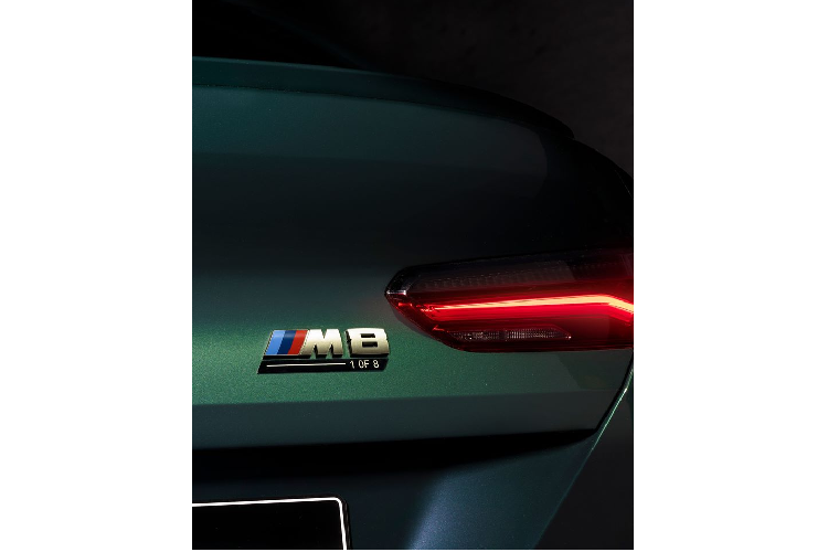 Kết hợp với màu sơn này, ở các viền cửa, lưới tản nhiệt và ốp gương, BMW Individual thêm vào các chi tiết ốp nhôm tăng vẻ sang trọng. Những chi tiết nhôm này được hoàn thiện với màu sơn vàng.