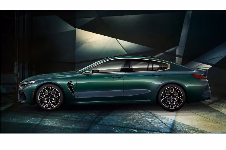 Tám chiếc BMW M8 Gran Coupe đầu tiên trong số 400 chiếc First Edition sẽ sở hữu cho mình màu sơn ánh kim BMW Individual Aurora Diamant Green. Theo thông tin từ nhà sản xuất, màu sơn này mô phỏng lại màu sơn từng xuất hiện trên Concept M8 Gran Coupe được hãng ra mắt vào năm 2018.
