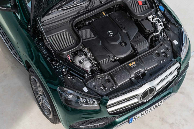 Máy phát 48V được kết nối trực tiếp với động cơ thông qua dây đai truyền động, còn bộ pin 48V đặt phía sau và cấp điện cho các tiện ích sử dụng điện 12V trên xe thông qua bộ chuyển đổi nguồn điện. EQ-Boost bổ trợ thêm sức mạnh 22 mã lực + torque 250Nm ngay lập tức khi xe cần tăng tốc. GLS 450 4Matic sản sinh tổng công suất đạt 362 mã lực và mô-men xoắn cực đại 500Nm.