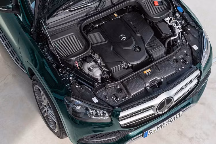 Máy phát 48V được kết nối trực tiếp với động cơ thông qua dây đai truyền động, còn bộ pin 48V đặt phía sau và cấp điện cho các tiện ích sử dụng điện 12V trên xe thông qua bộ chuyển đổi nguồn điện. EQ-Boost bổ trợ thêm sức mạnh 22 mã lực + torque 250Nm ngay lập tức khi xe cần tăng tốc. GLS 450 4Matic sản sinh tổng công suất đạt 362 mã lực và mô-men xoắn cực đại 500Nm.