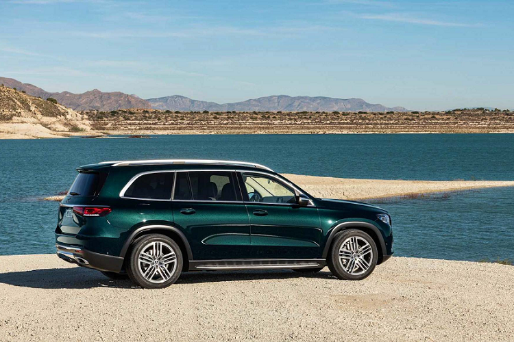 Làm so sánh, mức giá tạm tính trên 4,8 tỷ này của GLS giúp người mua dễ tiếp cận hơn so với ‘’người đồng hương’’ BMW X7 xDrive40i đang được THACO phân phối với mức giá 7,499 tỷ đồng, hay đối thủ ‘’người Nhật’’ Lexus LX570 đang phân phối chính hãng với giá 8,180 tỷ đồng.