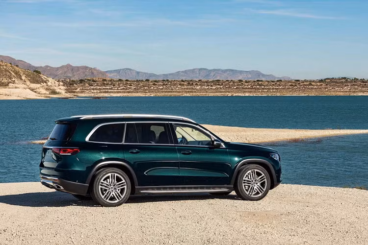 Làm so sánh, mức giá tạm tính trên 4,8 tỷ này của GLS giúp người mua dễ tiếp cận hơn so với ‘’người đồng hương’’ BMW X7 xDrive40i đang được THACO phân phối với mức giá 7,499 tỷ đồng, hay đối thủ ‘’người Nhật’’ Lexus LX570 đang phân phối chính hãng với giá 8,180 tỷ đồng.