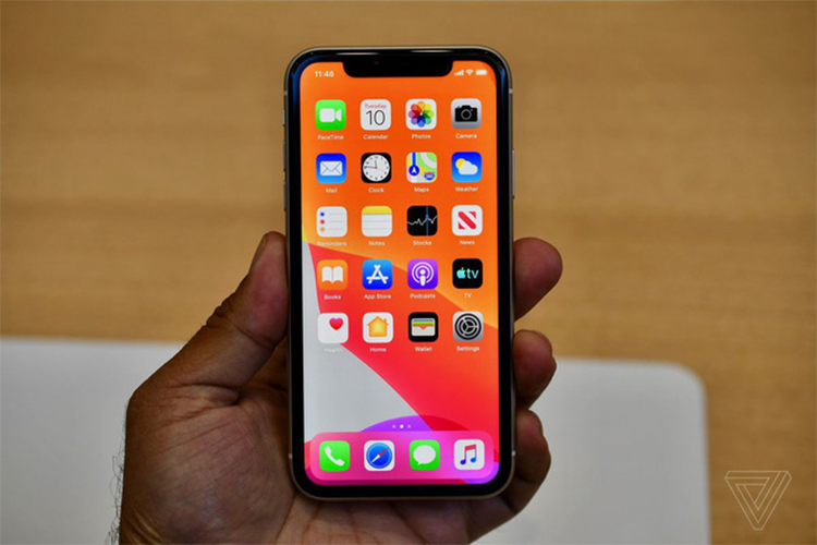 Năm ngoái, Apple đã ra mắt iPhone Xs và Xs Max cao cấp, bên cạnh một chiếc iPhone XR giá rẻ. Còn năm nay, Apple đã thay đổi cách đặt tên với bộ ba iPhone 11, iPhone 11 Pro và 11 Pro Max. 
