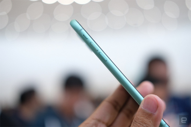 Toàn bộ module camera sau và mặt lưng được làm từ một miếng kính duy nhất, do đó tạo cảm giác đồng nhất và hoàn thiện tốt hơn. Thiết kế mặt lưng cũng đơn giản hơn với chỉ duy nhất logo Apple ở chính giữa. 