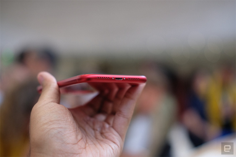 iPhone 11 cũng có nhiều màu sắc để lựa chọn: tím, trắng, xanh lá cây, vàng, đen và đỏ.