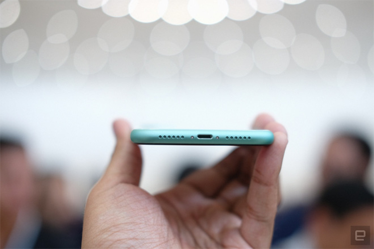Thiết kế tổng thể của chiếc iPhone này vẫn vậy, màn hình tai thỏ với đường viền bezel lớn, viền bằng thép không gỉ và mặt lưng kính. Tuy nhiên mặt lưng của iPhone 11 đã có nhiều thay đổi. Đặc biệt là cụm camera sau được bổ sung thêm một ống kính góc rộng, nằm trong module hình vuông khá lớn. 