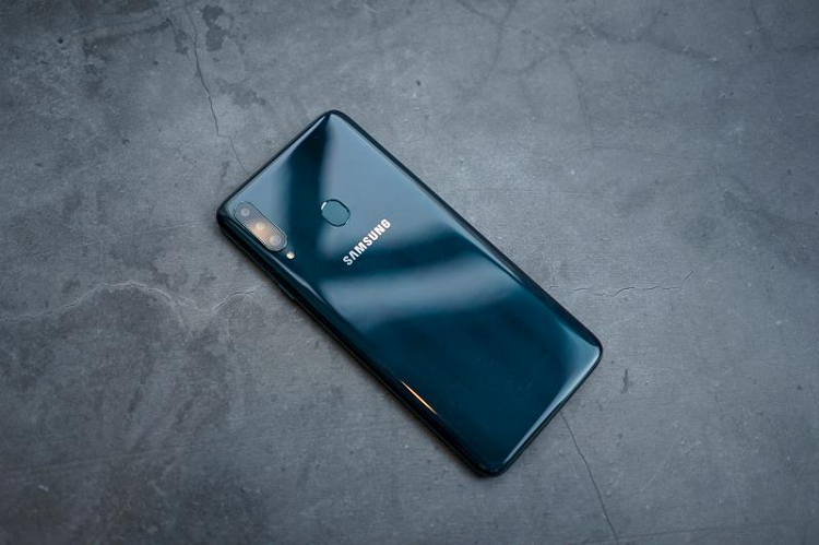 Cụm 3 camera của máy cũng đáng khen khi không lồi quá nhiều ở mặt lưng, tránh hiện tượng 'bập bênh' khi đặt trên mặt bàn cũng như các ống kính được bảo về tốt hơn giúp giữ được khả năng chụp ảnh tốt trong khoảng thời gian dài. Ống kính 13 MP của sản phẩm này tuy không phải có độ phân giải khủng như xu hướng nhưng đổi lại được trang bị khẩu độ lớn đến F/1.8 giúp những bức ảnh chụp ra sáng hơn.