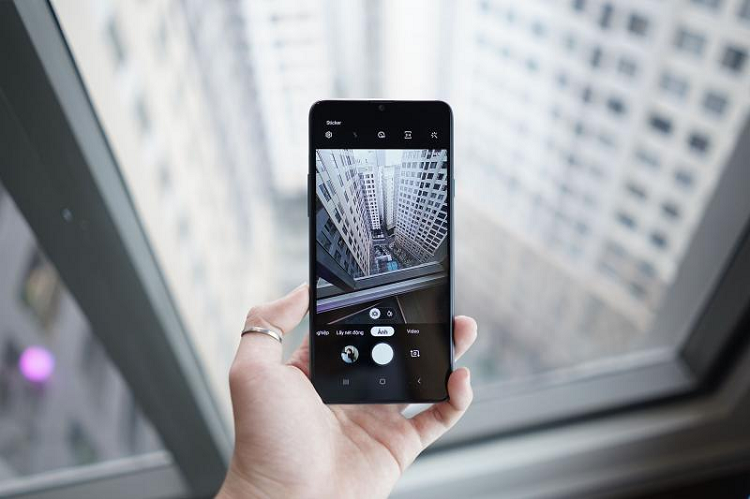 Với cảm biến xóa phông thứ 3, chiếc Galaxy A20s sở hữu khả năng chụp ảnh xóa phông thời thượng. Đây không phải tính năng mới, nhưng không phải chiếc máy nào cũng làm tốt, đặc biệt là phần xử lí da người và xóa sao cho chuẩn, cho tự nhiên. Điểm này thì điện thoại Galaxy A20s thể hiện rất khá. 