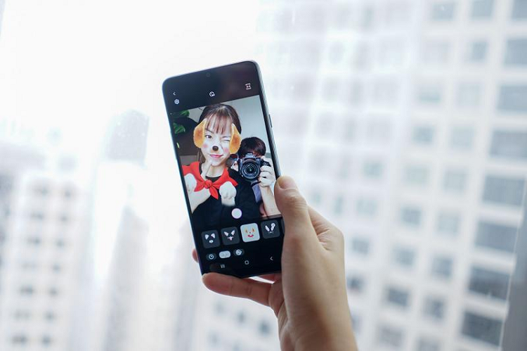 Camera selfie của Galaxy A20s có độ phân giải 8MP đồng thời là tính năng xóa phông có sẵn giúp cho những bức ảnh selfie có phần lung linh ảo diệu hơn. Tuy nhiên với việc xóa phông chỉ với 1 camera đôi khi khiến ảnh xóa khó chuẩn, các bạn nên chọn nơi có hậu cảnh gọn gàng, đơn giản, để ảnh cho ra là tốt nhất.