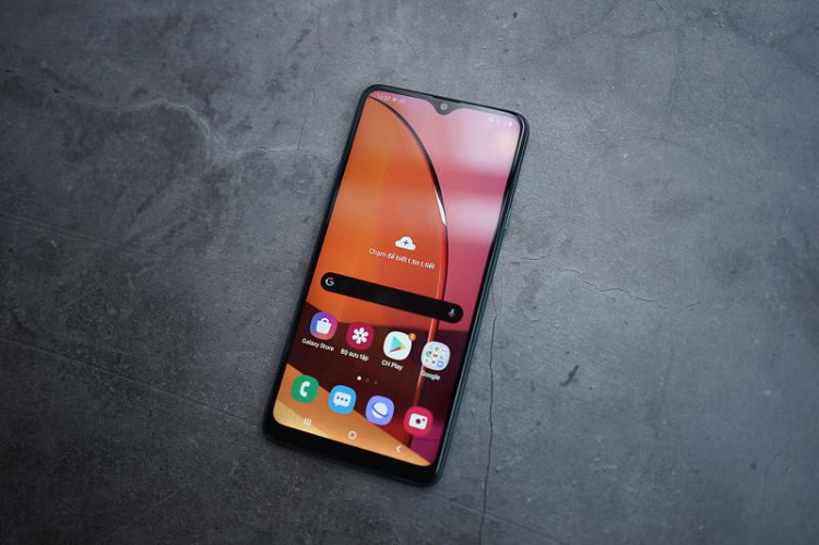 Galaxy A20s cũng là sản phẩm có màn hình lớn bậc nhất trong phân khúc với màn hình infinity-V 6.5 inch. Với khung hình rộng rãi, người dùng có cơ hội trải nghiệm được nhiều nội dung hơn, xem phim, lướt web, đọc báo, chơi game cũng thoái mái và thuận tiện hơn. Các viền của màn hình sản phẩm cũng mỏng và được bo cong tạo cảm giác mặt trước liền lạc và cao cấp hơn. 