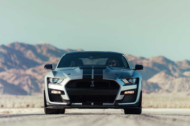 Ở một diễn biến khác, theo Autoblog, đại lý Ford tại Thousand Oaks, California, Mỹ còn “hét giá” lên tới 170.000 USD (tương đương khoảng 3,94 tỷ đồng) cho chiếc Shelby này. Tuy có giá bán cao hơn 24.000 USD so với phiên bản ở Virginia nhưng chiếc GT500 tại đây lại thậm chí còn kém hơn về mặt tùy chọn.