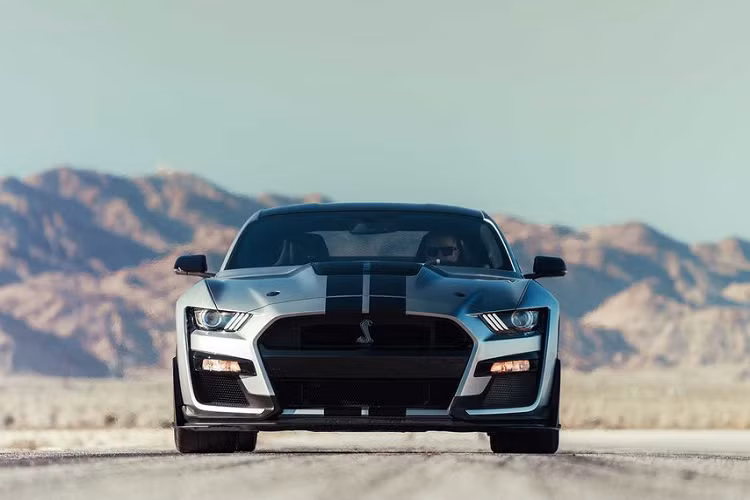 Ở một diễn biến khác, theo Autoblog, đại lý Ford tại Thousand Oaks, California, Mỹ còn “hét giá” lên tới 170.000 USD (tương đương khoảng 3,94 tỷ đồng) cho chiếc Shelby này. Tuy có giá bán cao hơn 24.000 USD so với phiên bản ở Virginia nhưng chiếc GT500 tại đây lại thậm chí còn kém hơn về mặt tùy chọn.