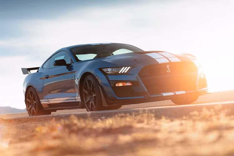 Mẫu xe cơ bắp Ford Mustang Shelby GT500 có mức giá khởi điểm từ 70.300 USD và 1.095 phí vận chuyển (khoảng 1,6 tỷ đồng).