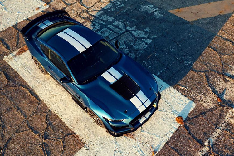 Cụ thể, chiếc Shelby tại California không được trang bị hệ thống định vị, gói Đường đua Sợi Carbon, các sơn sọc thể thao, sơn nóc nhưng vẫn đội giá lên hơn 96.000 USD so với ban đầu.