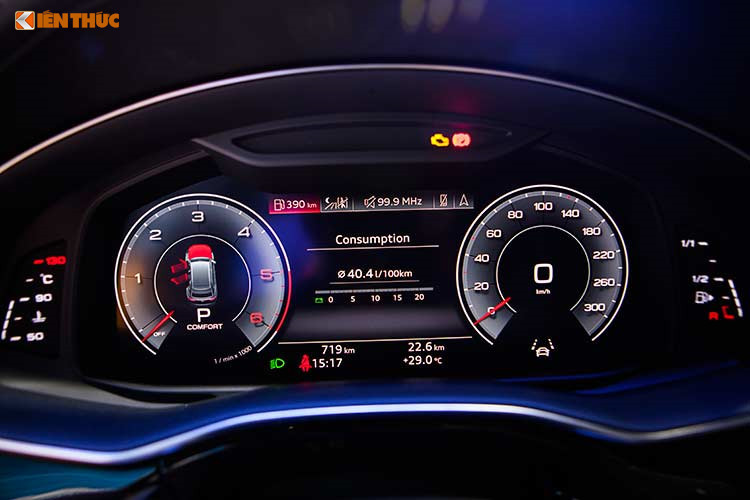 Xe cũng được trang bị hệ thống cảm ứng MMI, có thể tùy chỉnh nhiều chức năng thông qua hai màn hình lớn. Màn hình phía trên 10.1 inch dùng để điều khiển các tính năng giải trí và hệ thống định vị. Màn hình 8.6 inch bên dưới điều chỉnh hệ thống sưởi, điều hòa nhiệt độ, hệ thống âm thanh cao cấp Bang &amp; Olufsen với chất lượng âm thanh 3D.